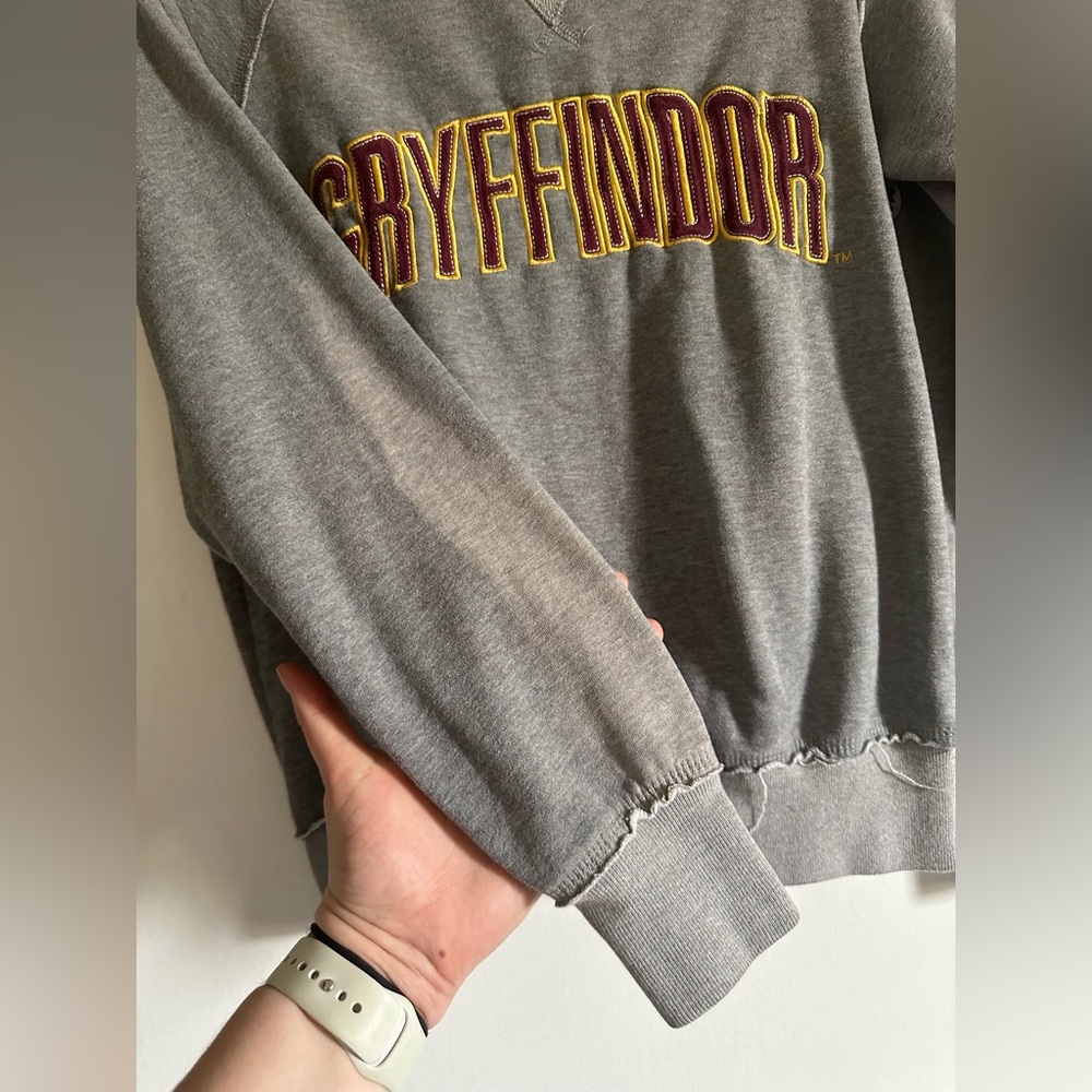 Universal Studios Wizarding World of Harry Potter Gryffindor Crewneck Sweatshirt - Picture 4 of 7